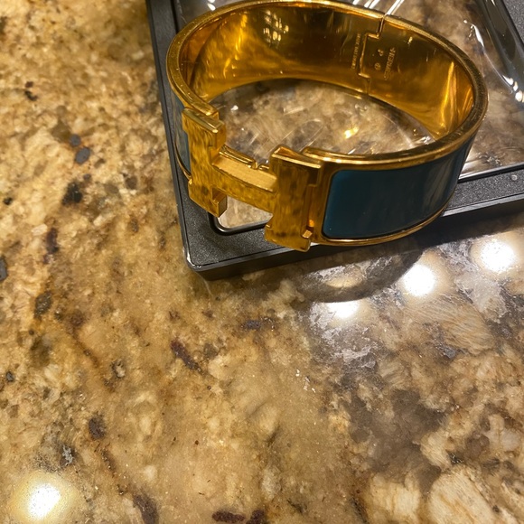 Hermes Elegant CLIC H gold bracelet teal enamel accent. Stylish and bold design - Picture 4 of 5